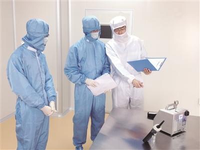 图为2017年10月,北京市医疗器械检查员在一家企业的无菌器械操作间