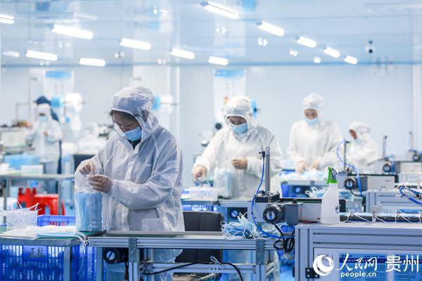 2020年11月4日,贵州菲尚医疗器械有限公司的员工在口罩生产车间内忙碌